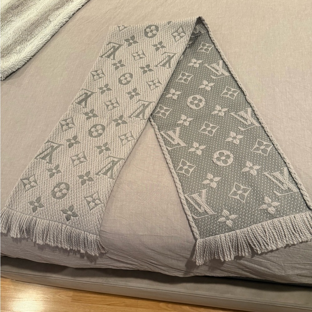 Louis Vuitton Cream and Gray Monogram Knit Scarf - Picture 4 of 5